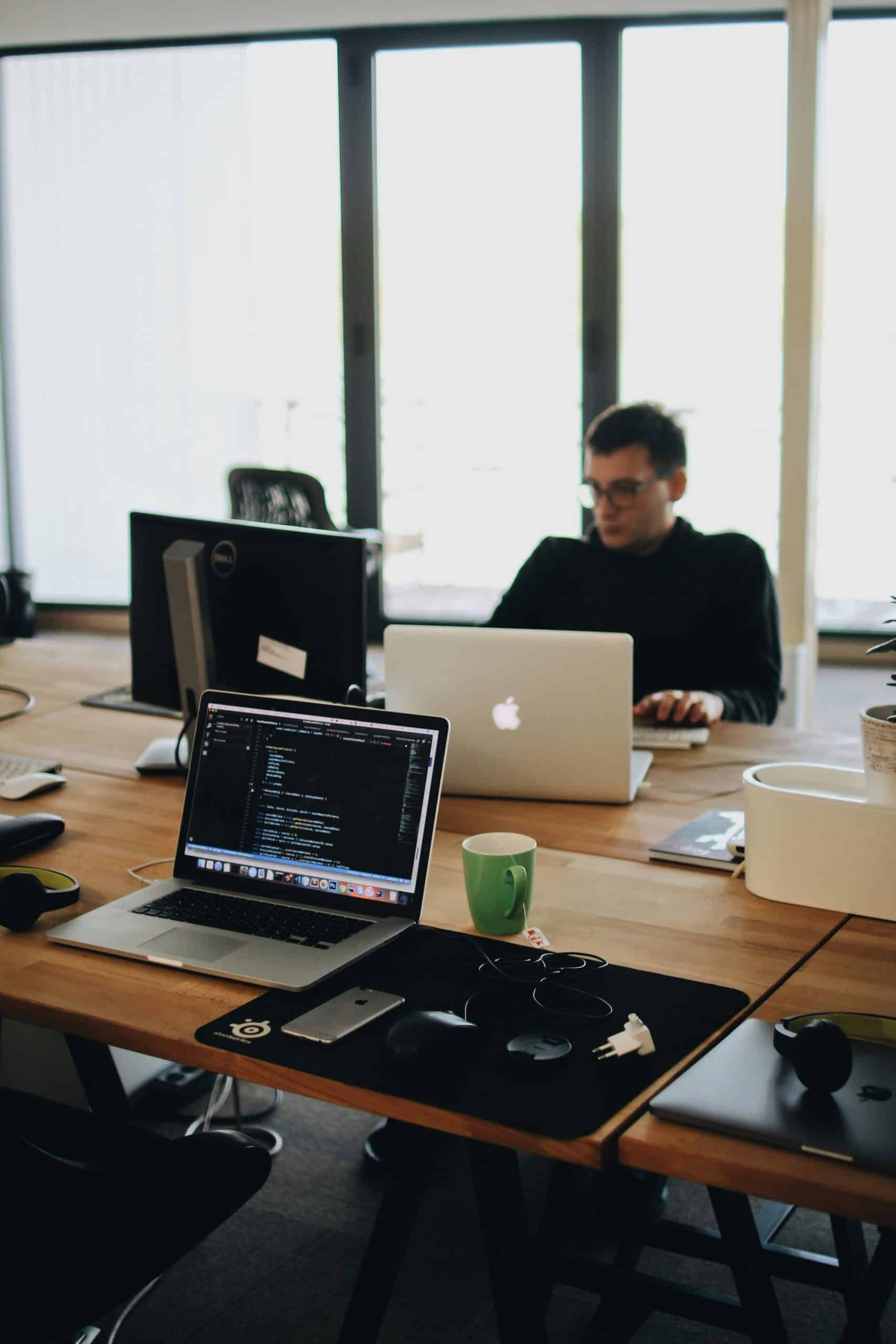 Hombre trabajando Trabajamos en tu web y redes sociales